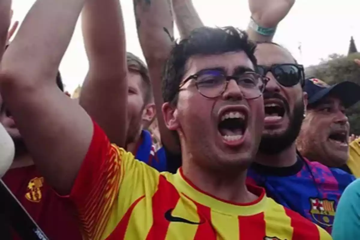Aficionados del Barça, animando al Barça en la plaça Catalunya, durante la final ante el Lyon de 2022