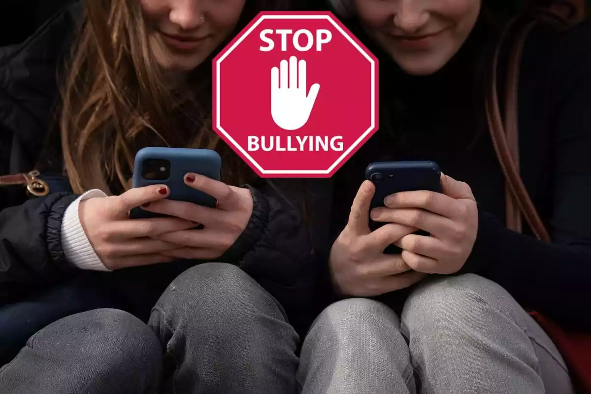 Niñas con móvil y un cartel de 'Stop Bullying'
