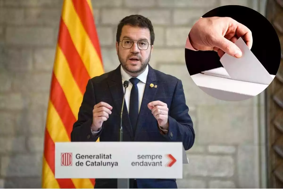 Pere Aragonès con un hombre votando