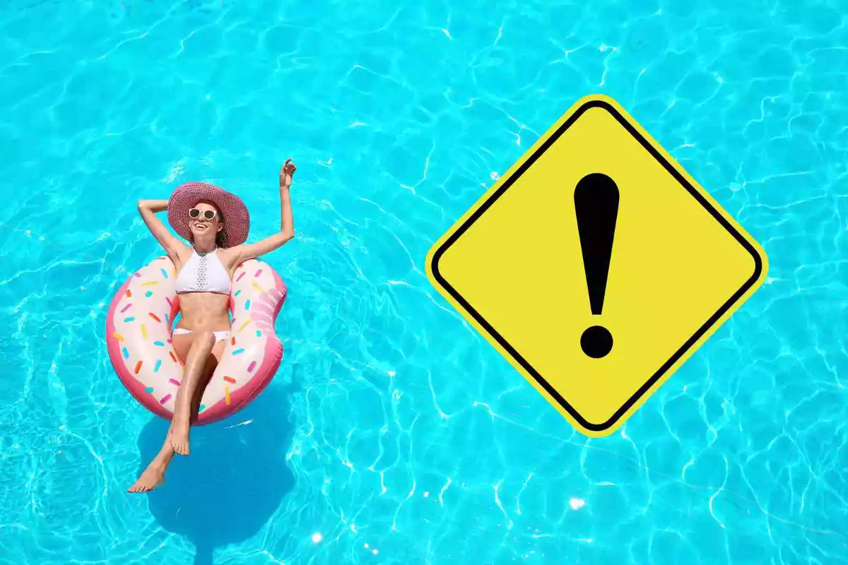 Una joven en una piscina con un símbolo de alerta