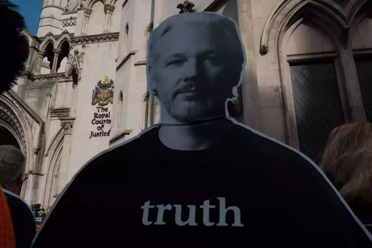 Cartel de Julian Assange