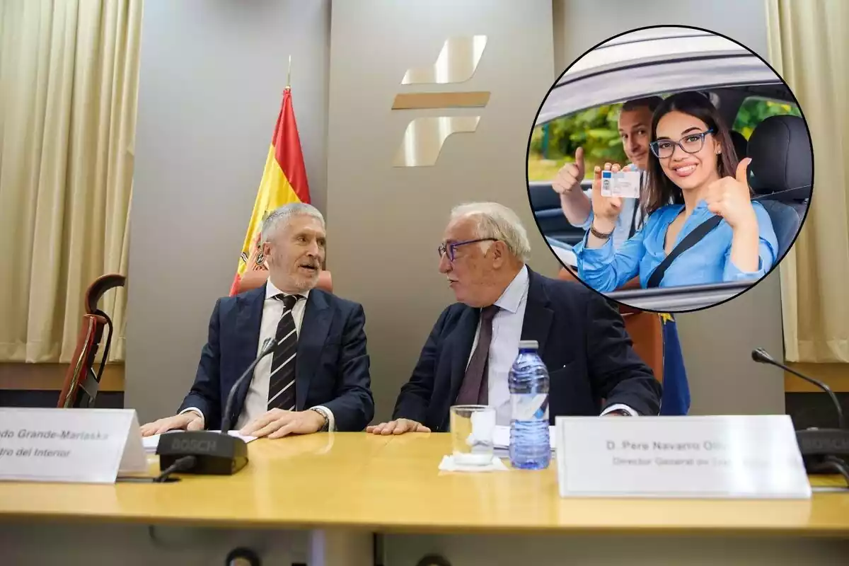 El ministro del Interior, Fernando Grande-Marlaska (i), presenta junto al director general de Tráfico, Pere Navarro (d), con una imagen de examinador