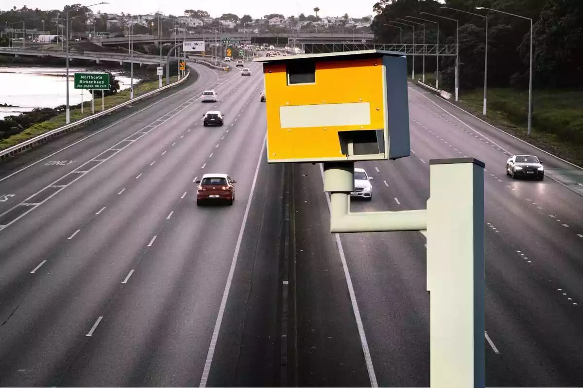Autopista con un radar