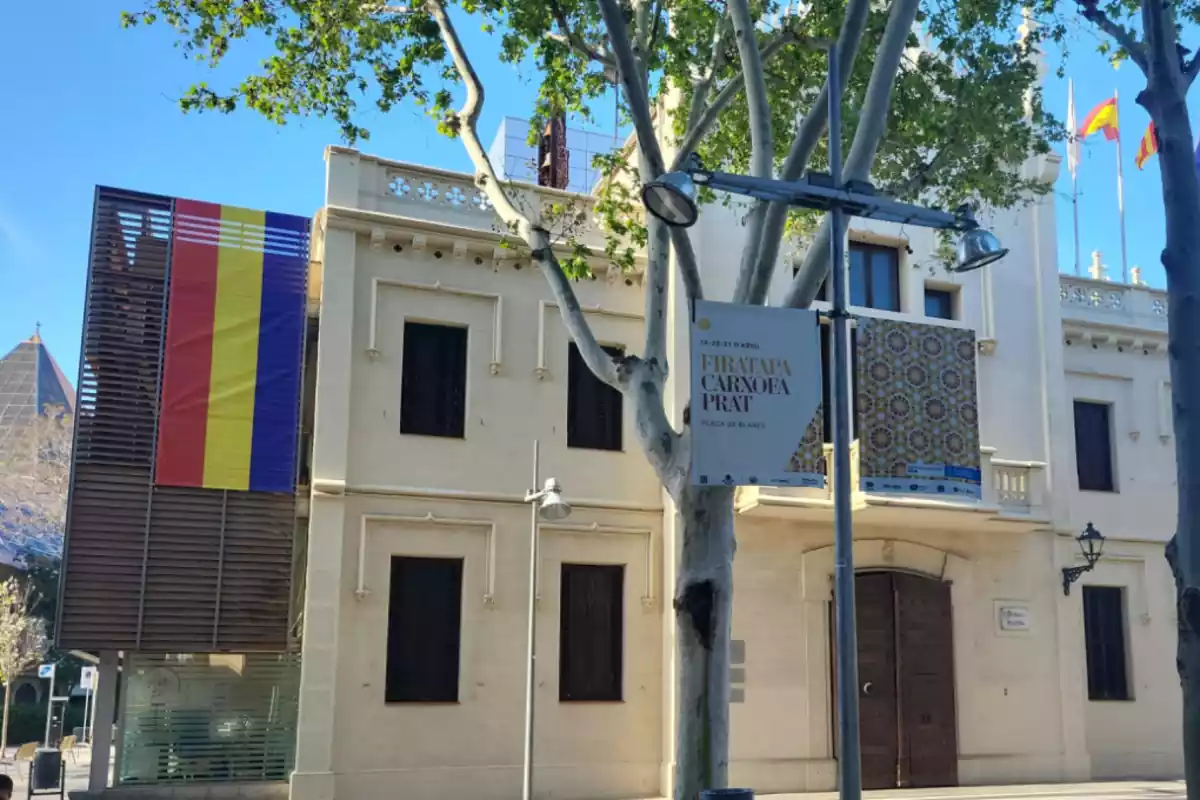 La fachada del Ayuntamiento de El Prat de Llobregat