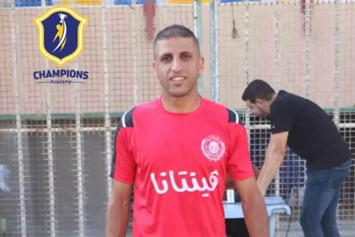 Mohammed Barakat vestido con la camiseta de su equipo