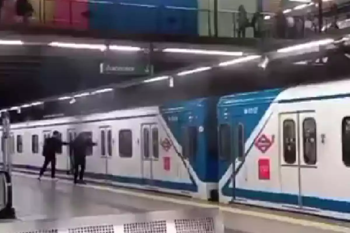 El humo sale de un vagón del Metro de Madrid