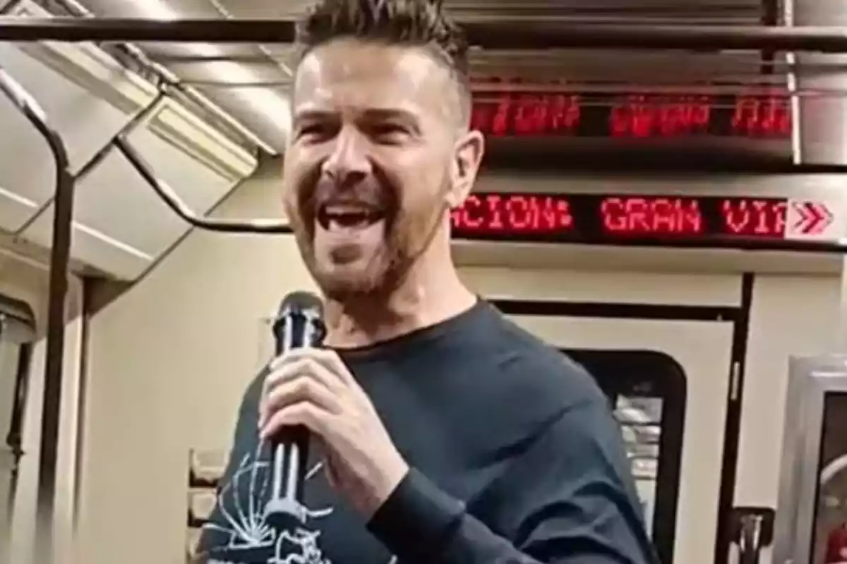Luis Font cantando en el metro
