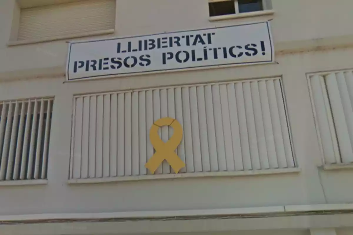 Cartel de Llibertat Presos Polítics con un lazo amarillo en el Ayuntamiento de L'Ametlla de Mar