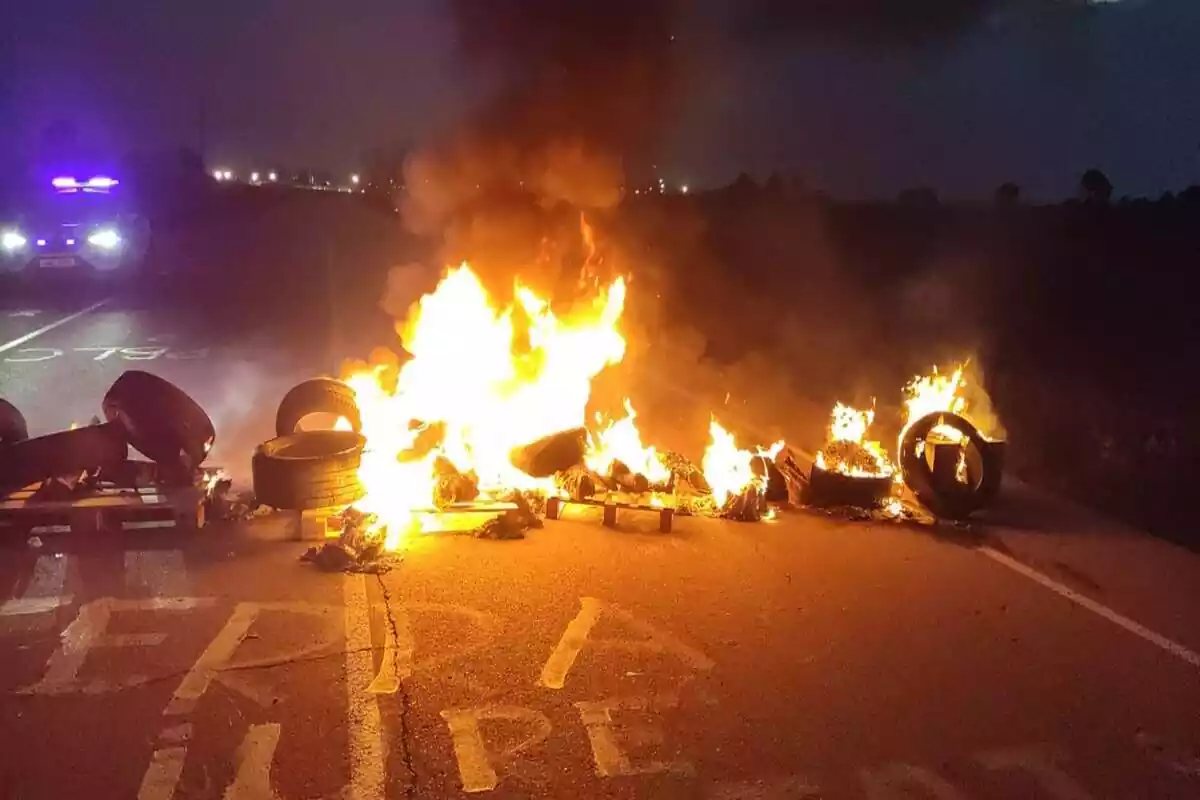 Neumáticos quemándose en la carretera como protesta
