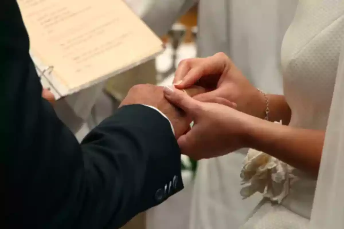 Una novia le pone el anillo a su futuro marido