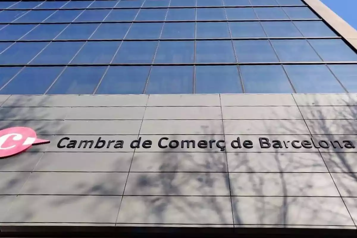 La fachada de la Cambra de Comerç de Barcelona