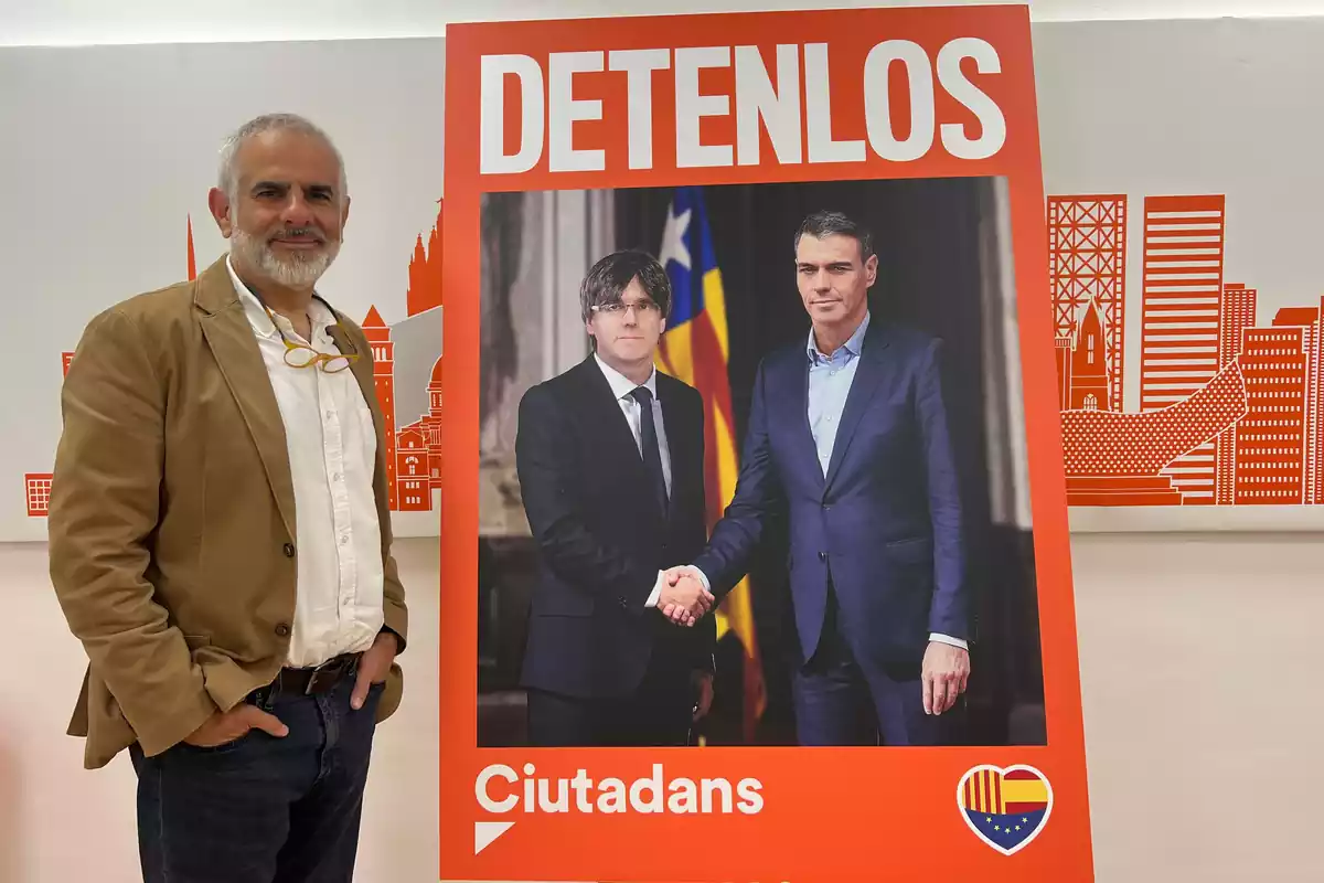 Carlos Carrizosa, con uno de los carteles de campaña