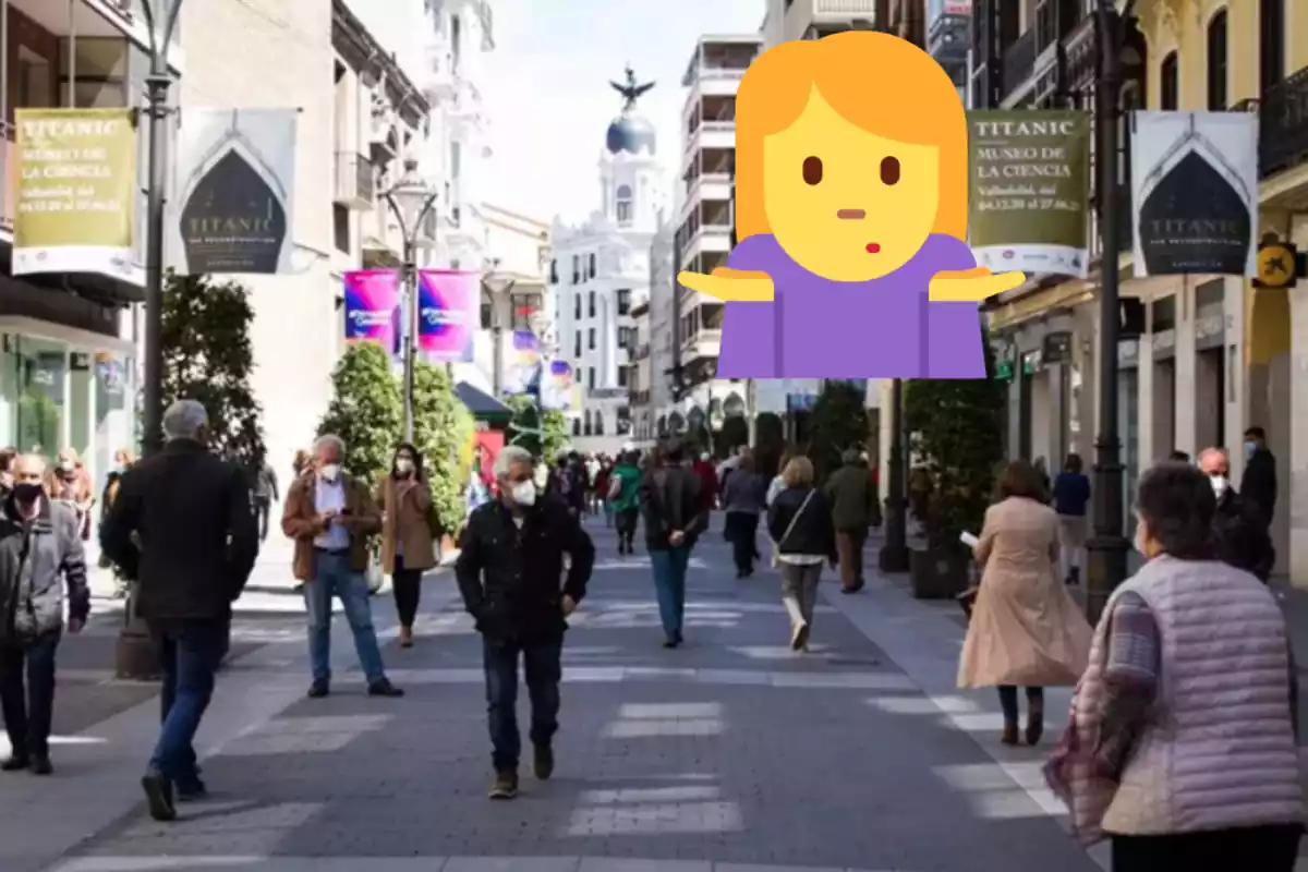 Gente andando por la calle