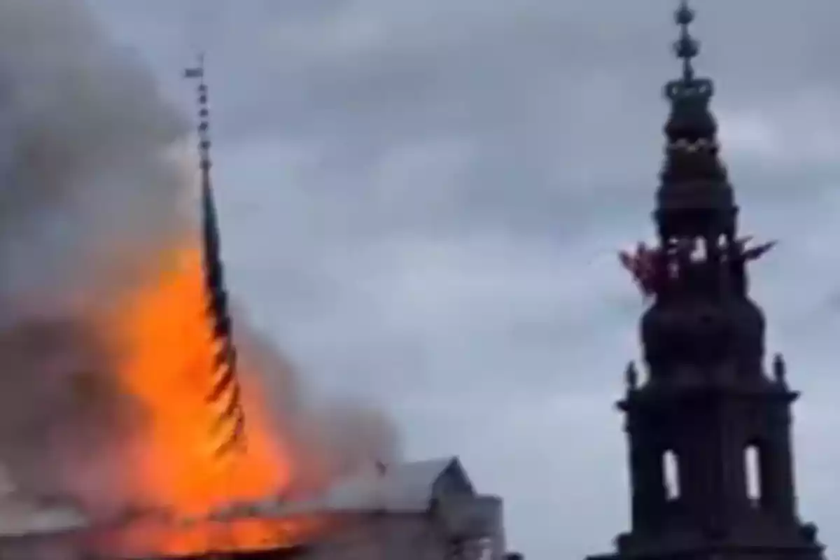 Las llamas son visibles desde buena parte de la capital danesa