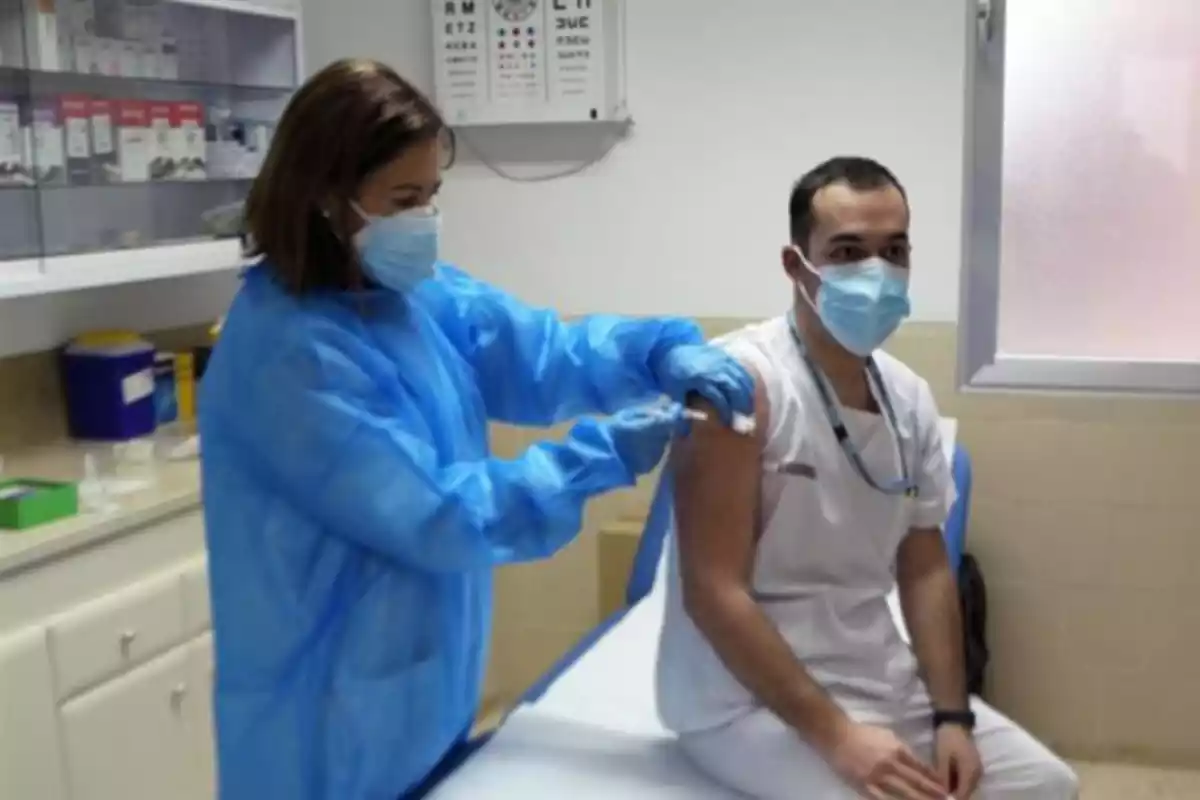Una enfermera trata a un paciente