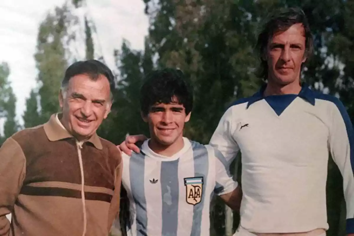 Menotti (derecha) con Diego Armando Maradona
