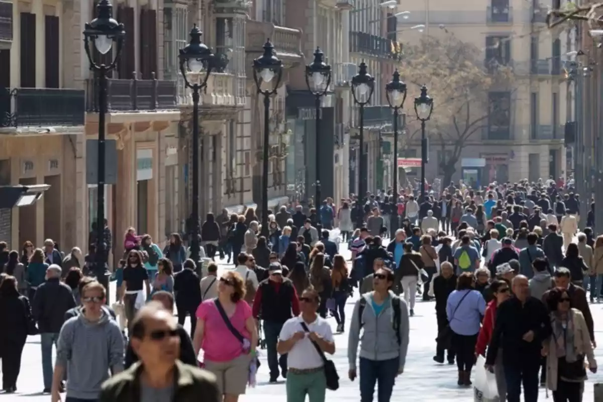 Gente paseando por el Portal de l'Àngel de Barcelona