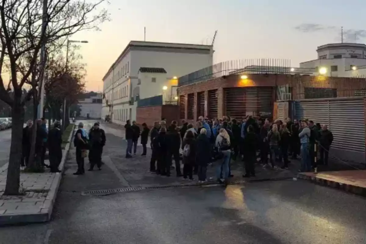 Trabajadores de prisiones protestan frente a Mas d'Enric