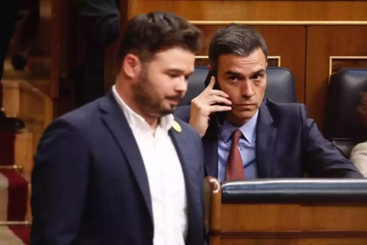 Pedro Sánchez observa al portavoz de ERC, Gabriel Rufián
