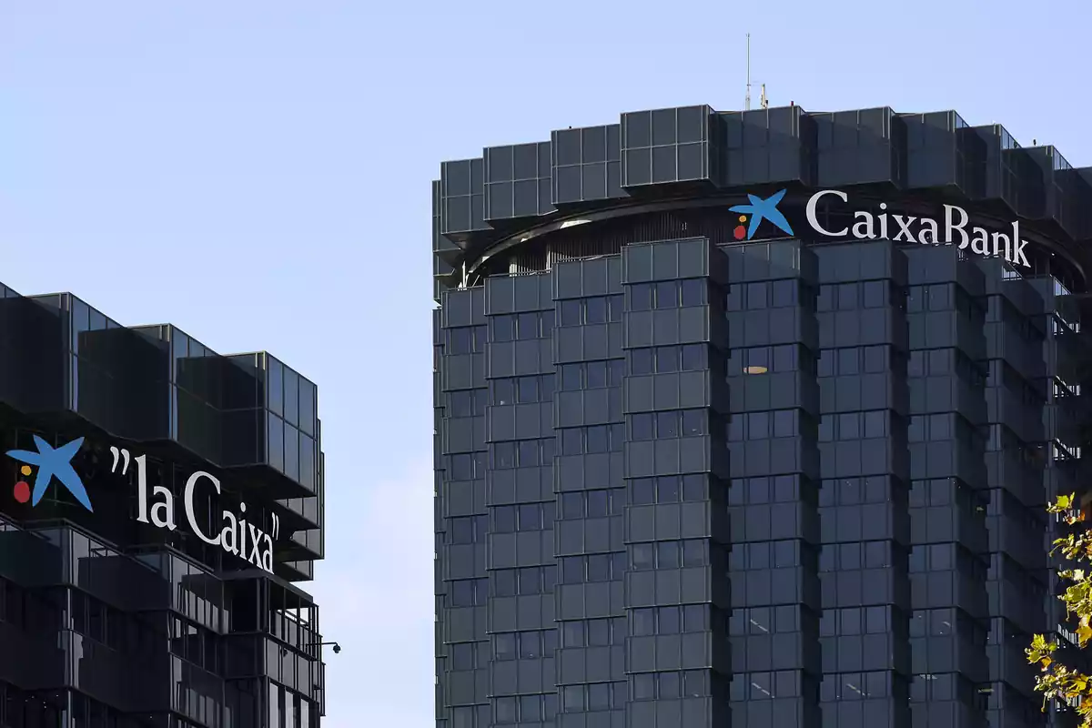 Dos de los edificios de CaixaBank en Barcelona
