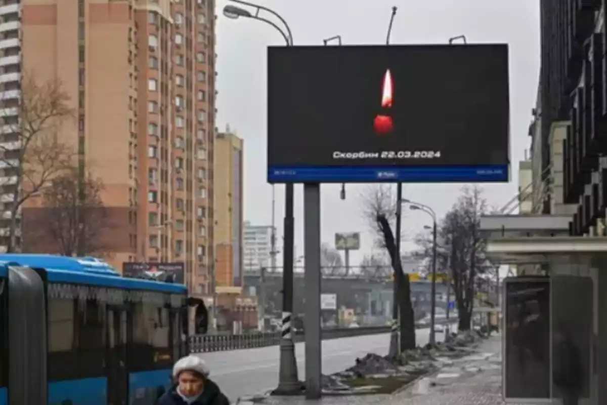 Una pantalla recuerda a las víctimas del atentado