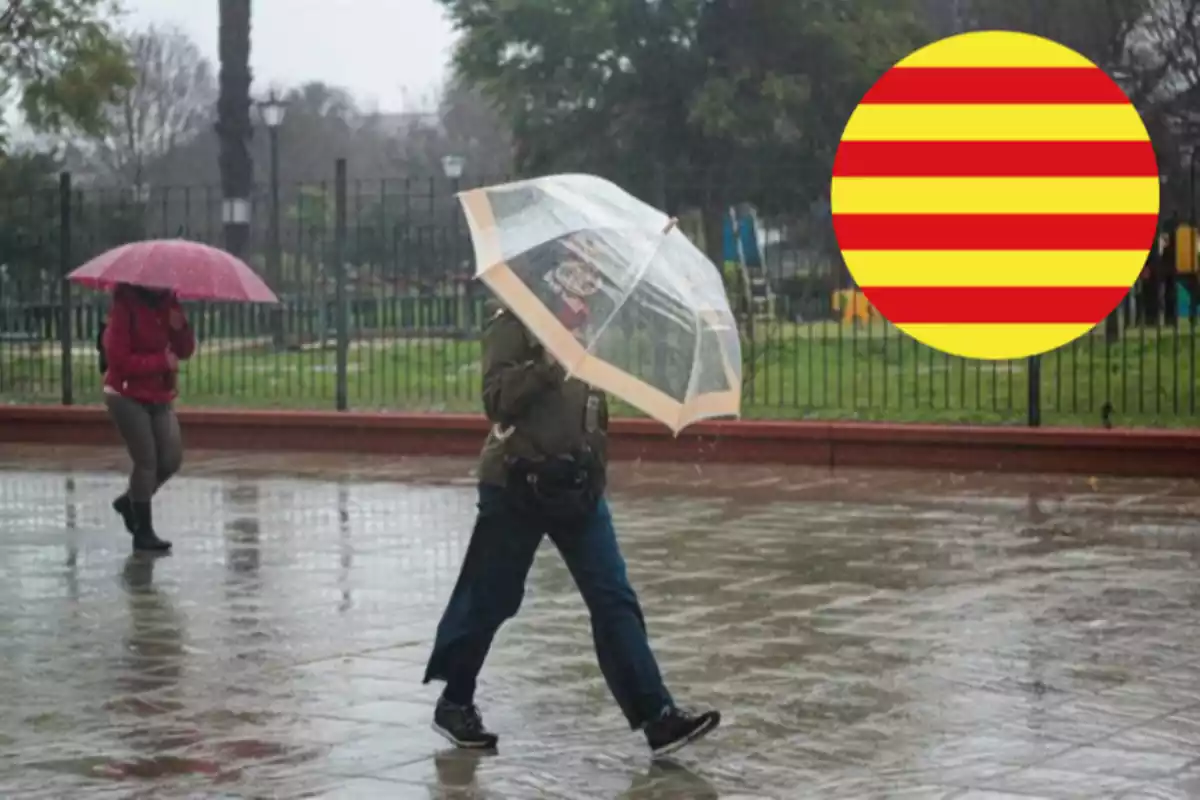 Un hombre se protege de la lluvia