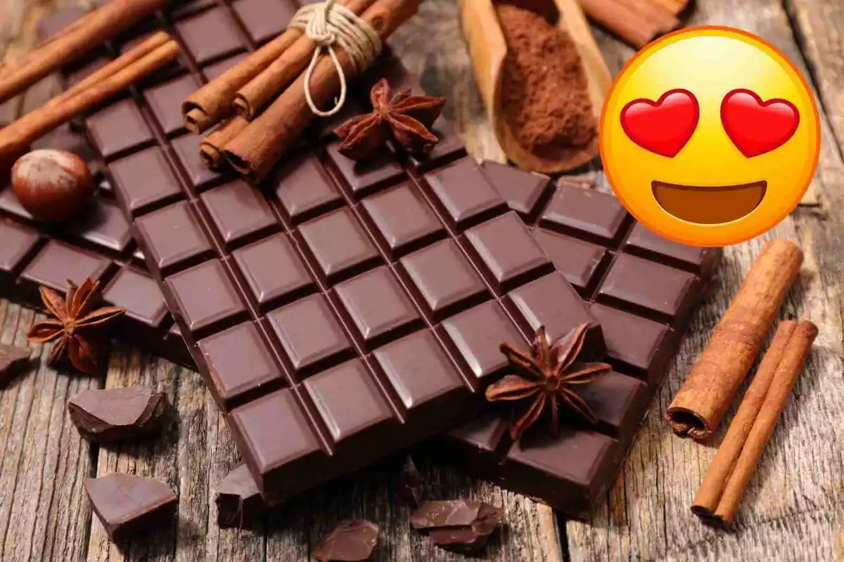 Una tableta de chocolate con un emoticono de amor