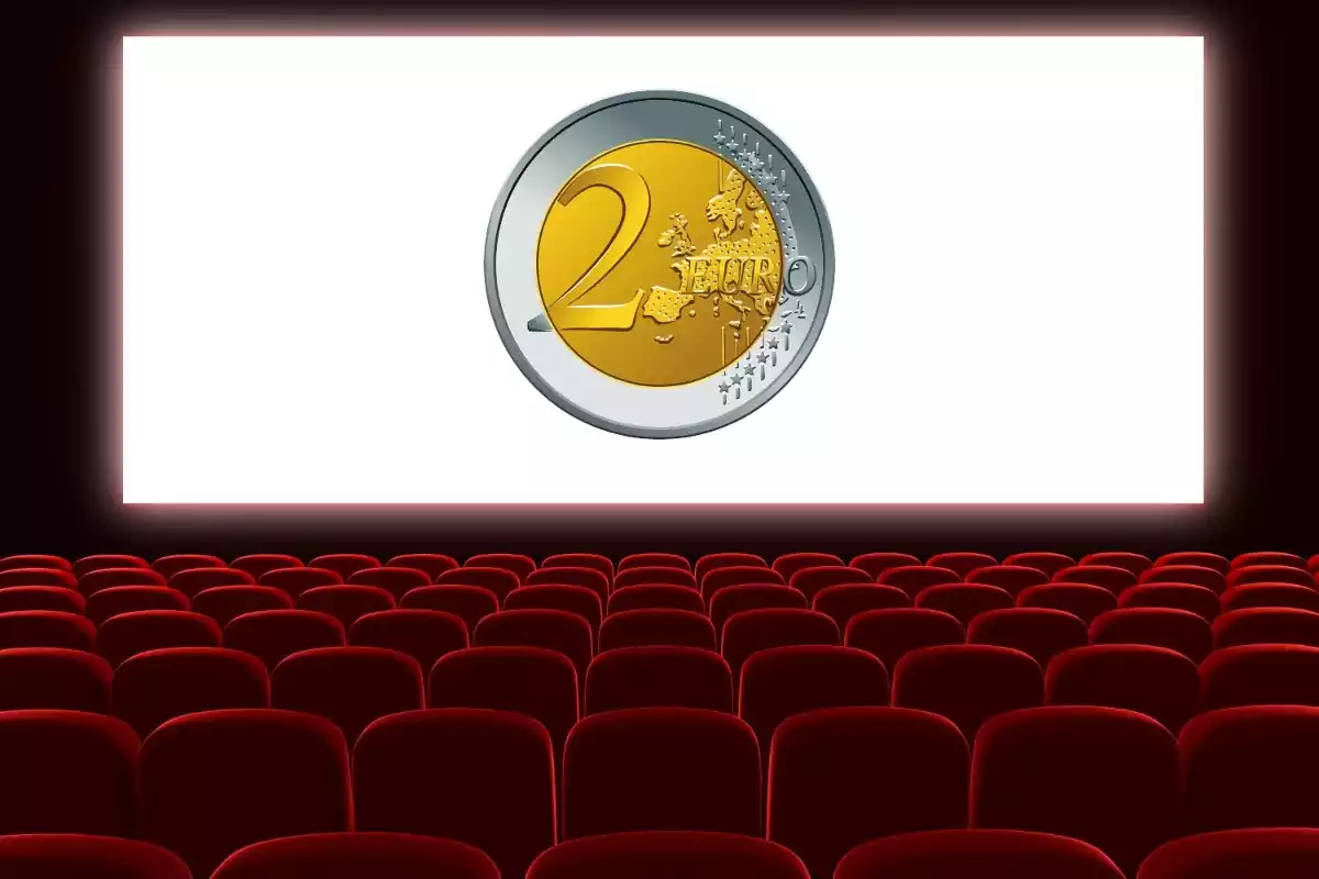 Sala de cine con una moneda de dos euros al fondo