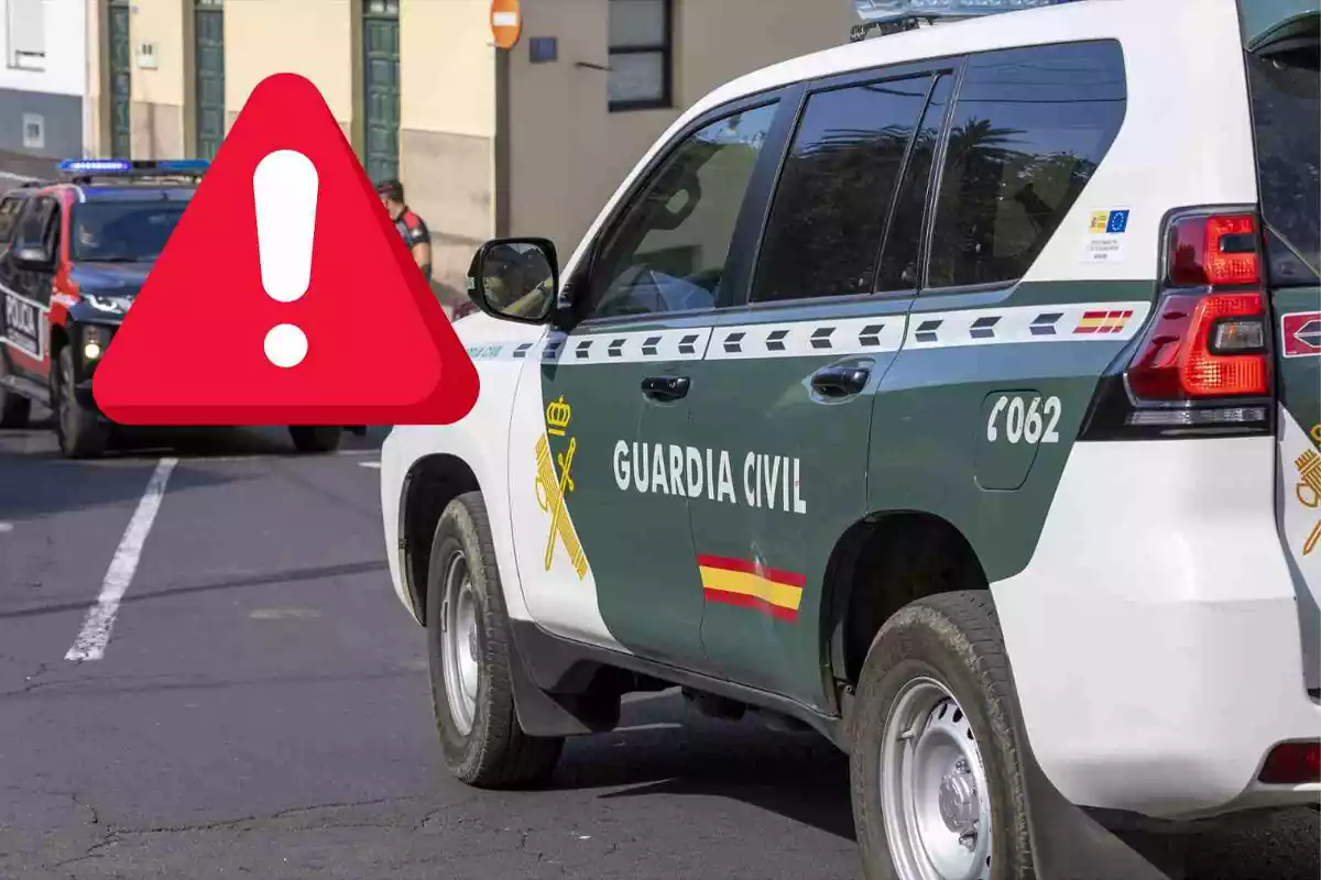 Un coche de la Guardia Civil con un símbolo de alerta