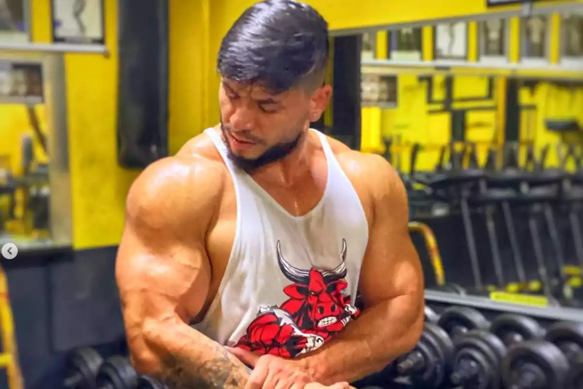 Denis Yoshio Feltrim mostrando sus músculos en una foto de Instagram