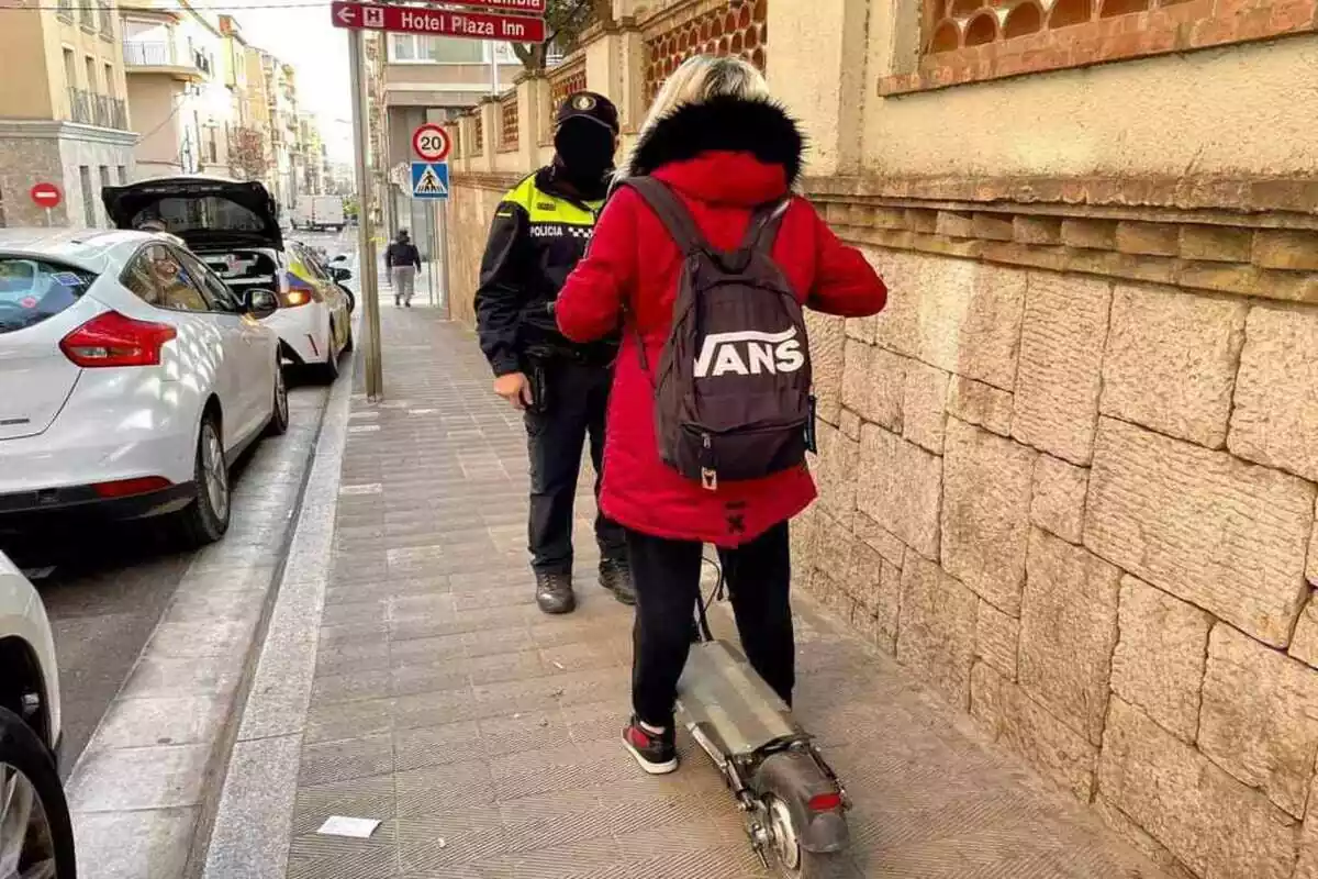 La Guardia Urbana de Figueres sanciona a una mujer que iba en patinete eléctrico