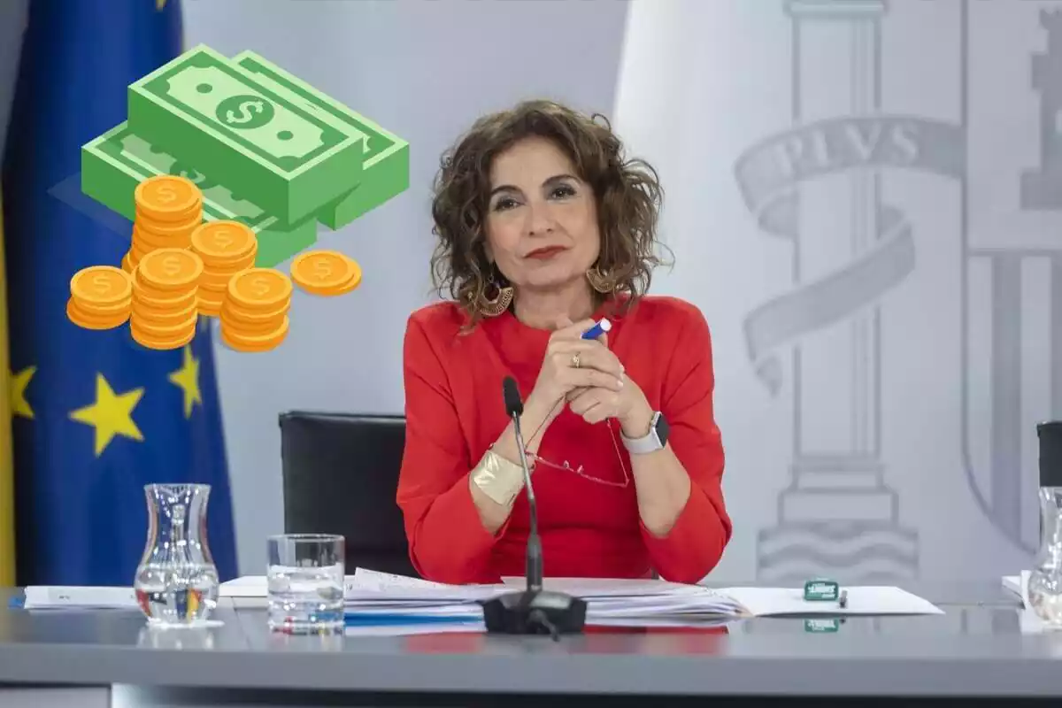 La ministra de Hacienda, María Jesús Montero, en un fotomontaje con dinero