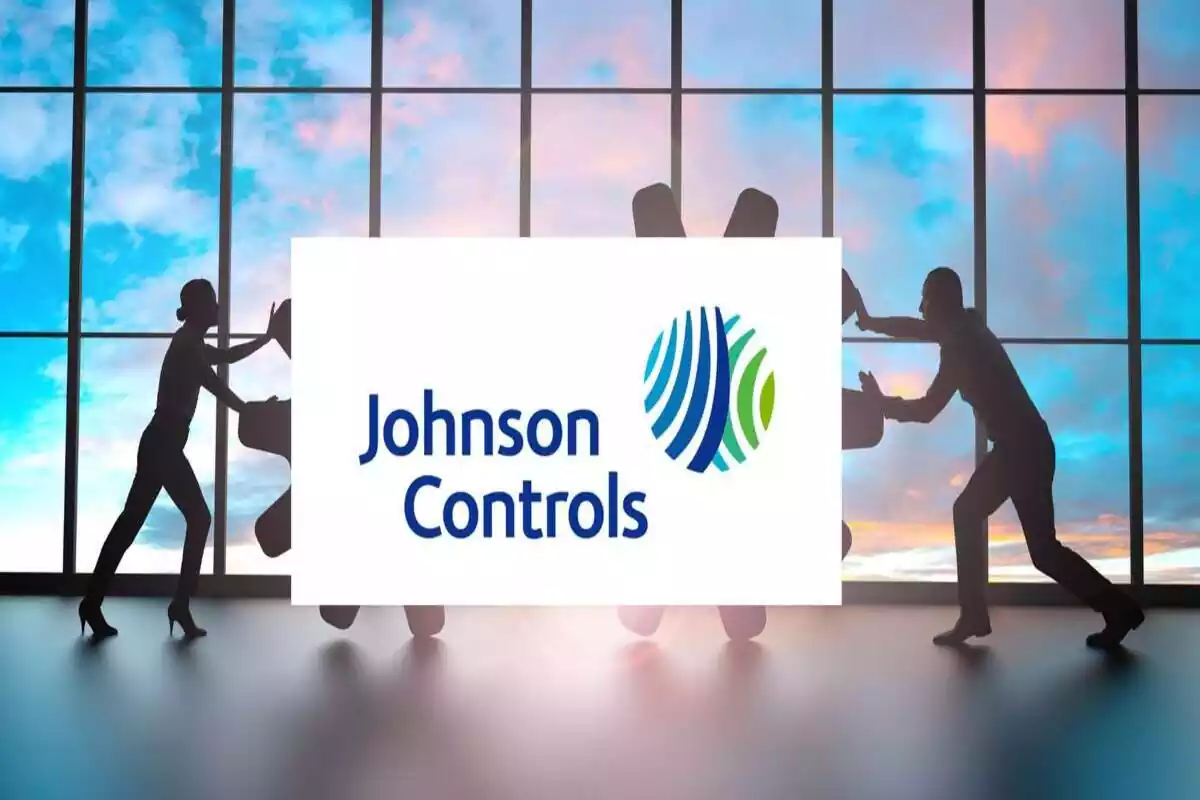 El logo de Johnson Controls en un fotomontaje con dos personas empujándolo