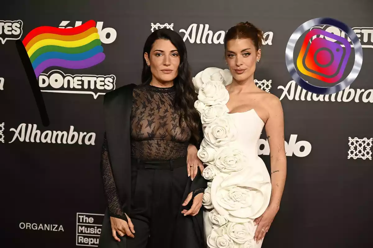Dulceida y Alba con una bandera LGTB e Instagram