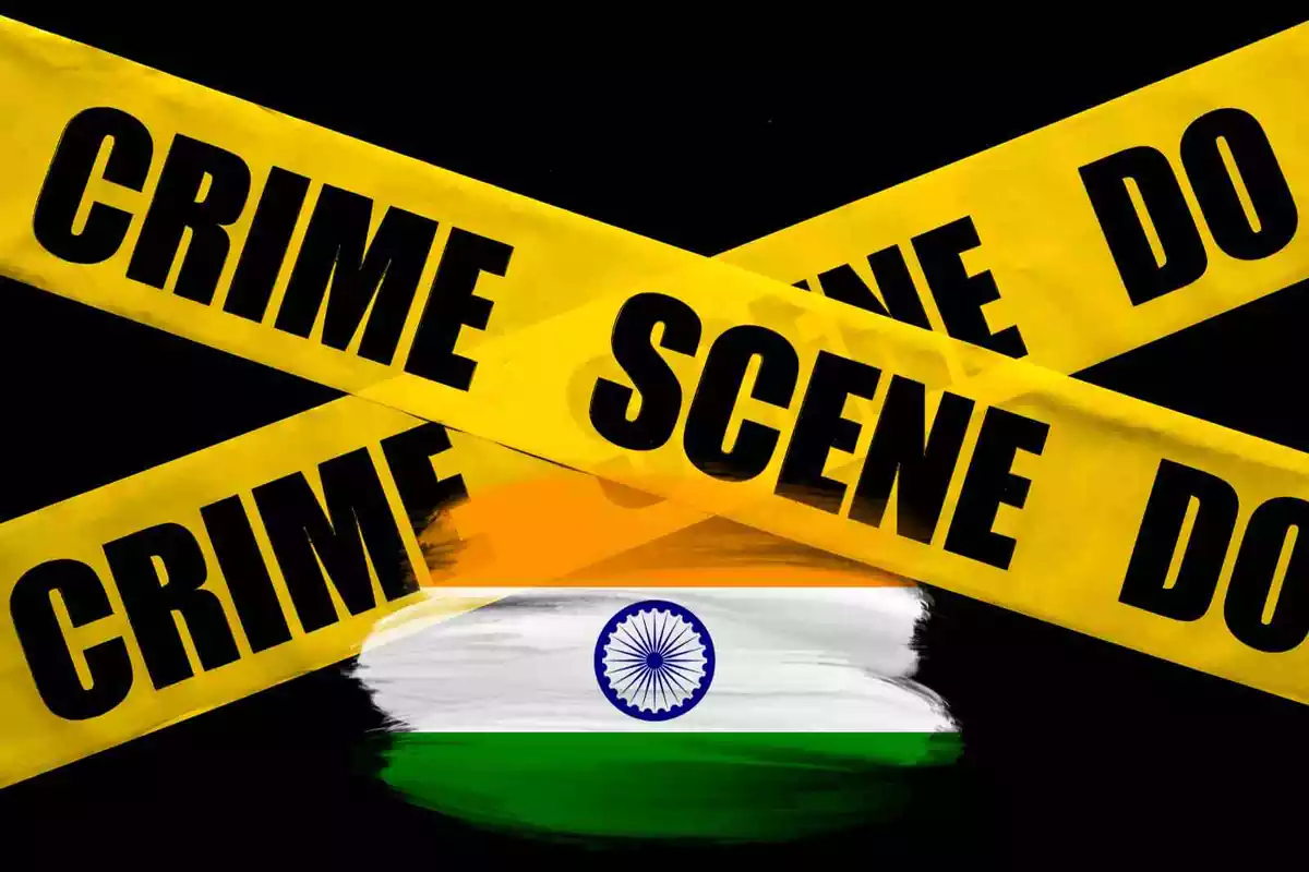 Una escena del crimen con una bandera de la India