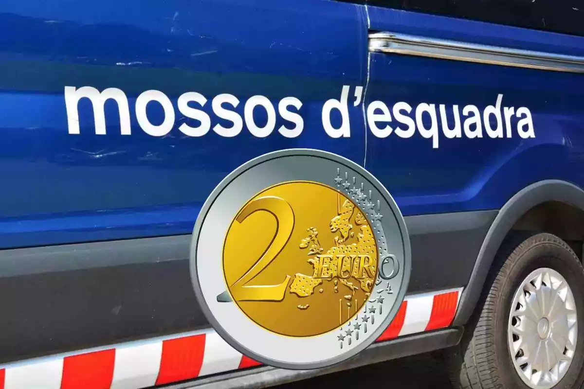 Fotomontaje de un coche de Mossos d'Esquadra con una moneda de dos euros