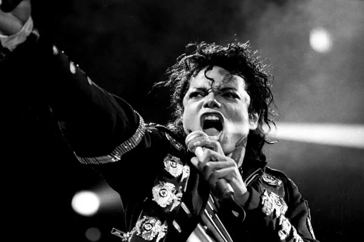 Michael Jackson cantando en un concierto