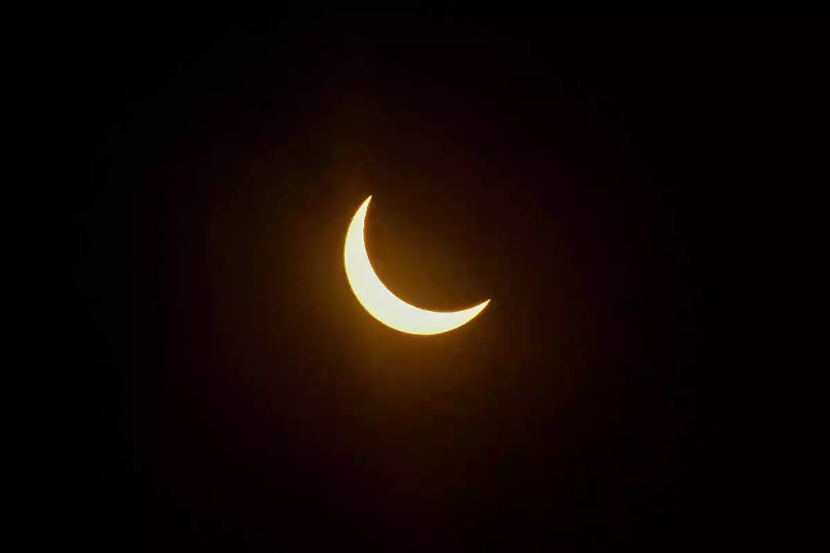 La luna se desplaza frente al sol durante un eclipse solar en la ruta de la totalidad en Viña del Mar
