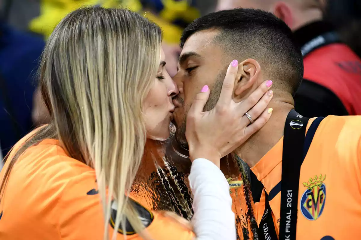 Geronimo Rulli, del Villarreal, besa a su pareja después de ganar el partido final de la Liga Europa de la UEFA contra el Manchester United.