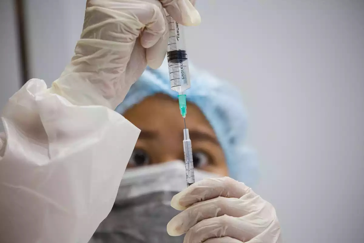 Una enfermera preparando una vacuna