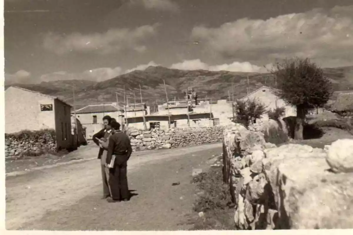 Imagen cedida por el Ayuntamiento de Guadalix de la Sierra y tomada durante el rodaje de la película 'Bienvenido Mr. Marshall', en el año 1953, en Guadalix de la Sierra