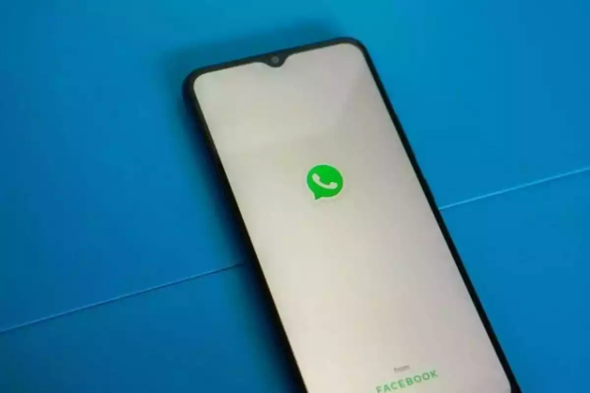 Un dispositivo móvil iniciando sesión en WhatsApp