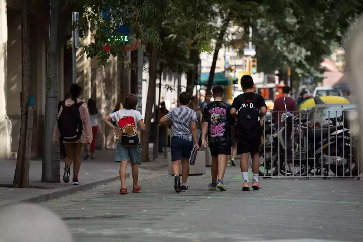 Varios niños caminan a la salida del colegio Pia Balmes en Barcelona