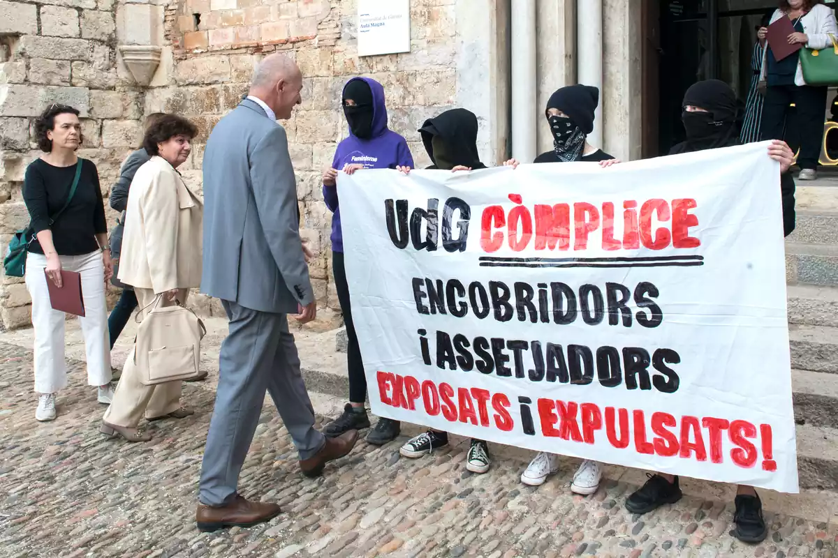 Varios estudiantes protestan ante la presencia del rector de la Universidad de Girona (UdG), Quim Salvi, a la entrada del Aula Magna de la Universidad, a 13 de octubre de 2022, en Girona