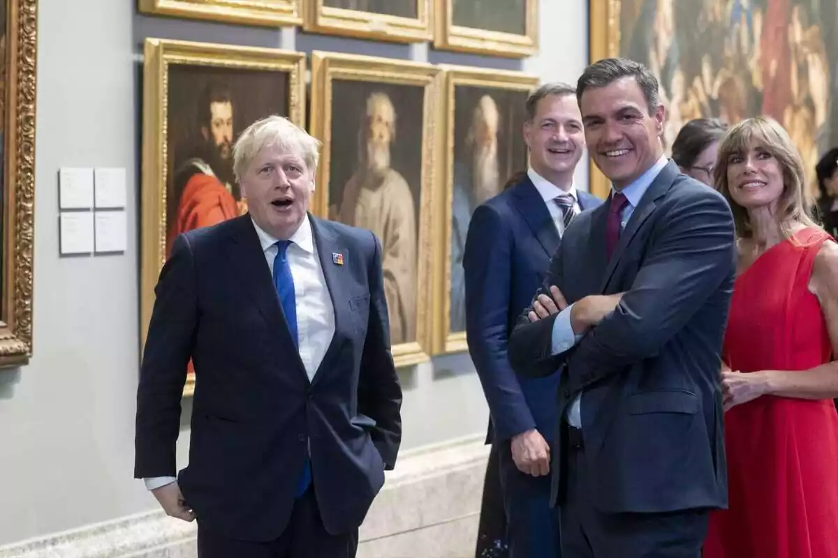 Pedro Sánchez y Boris Johnson sonríen ante los medios de comunicación