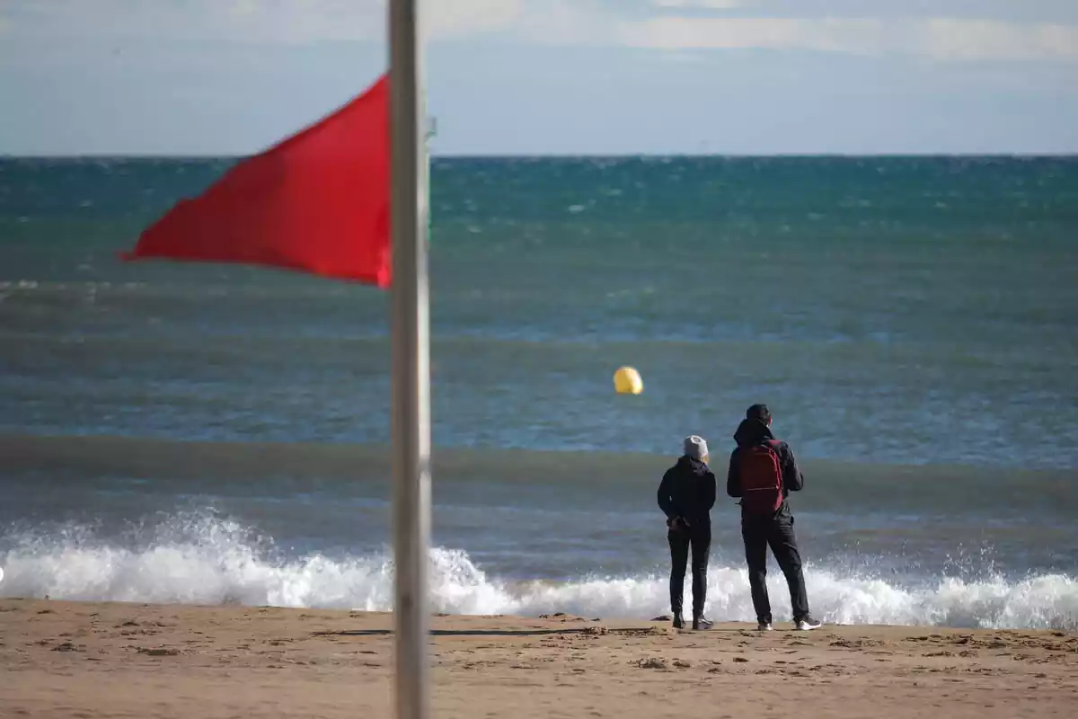 Bandera roja a causa del temporal en la playa de la Barceloneta, a 17 de enero de 2023, en Barcelona