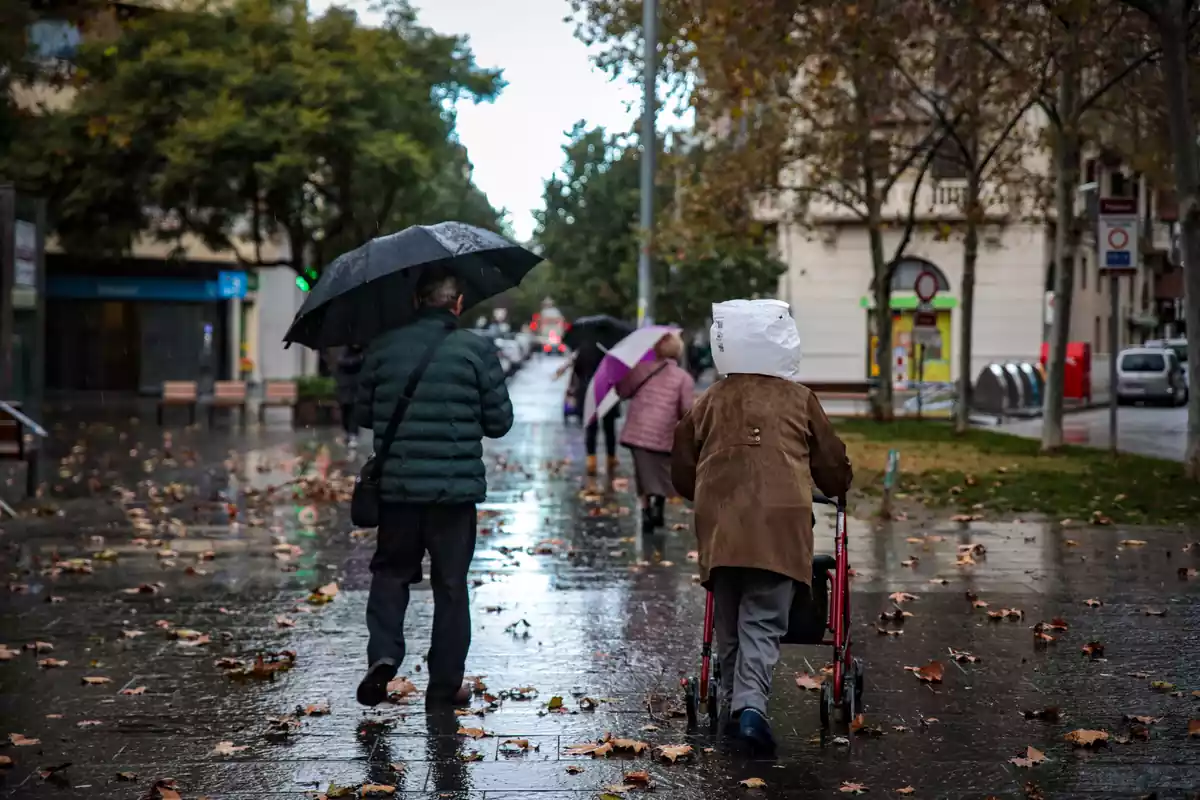 Un hombre camina con un paraguas en Cataluña