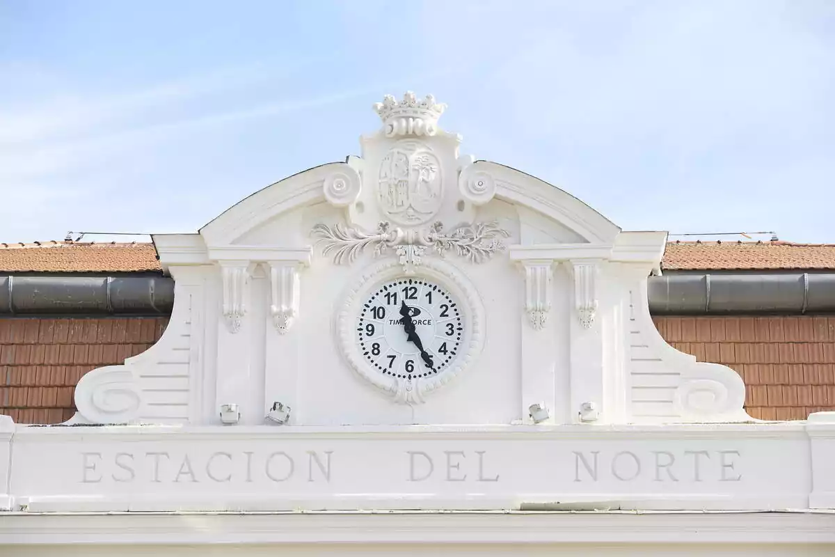 El reloj de la Estación del Norte marca las 11:25 horas, a 25 de marzo de 2023, en Madrid