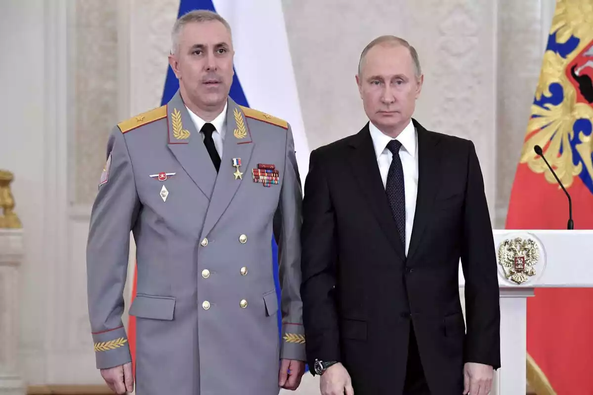 El presidente ruso Vladimir Putin posa junto al mayor general Rustam Muradov.