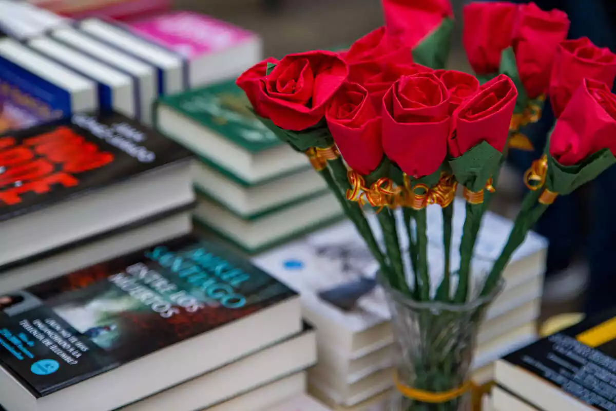 Libros y rosas en un puesto durante Sant Jordi